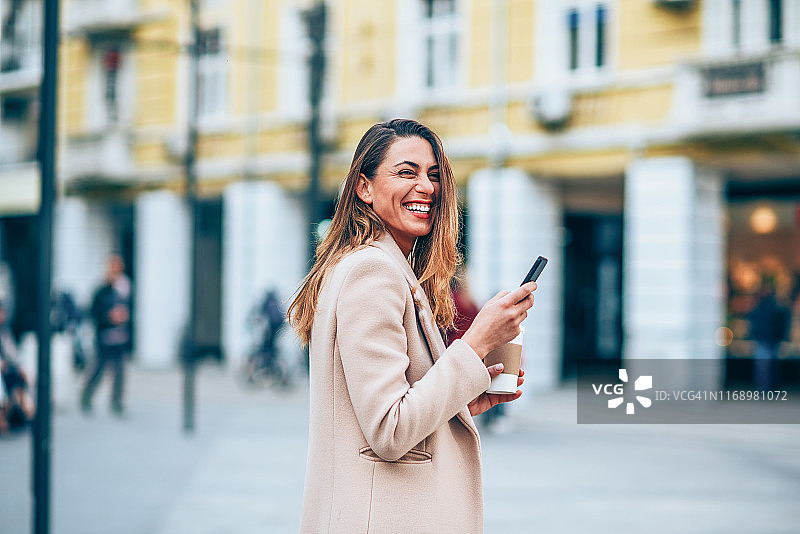 在户外发短信的优雅美丽女人图片素材