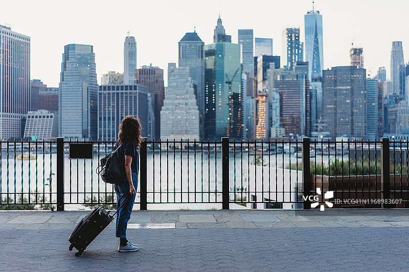 年轻女子在纽约旅行图片素材