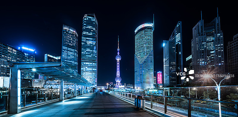 夜晚上海摩天大楼前的人行天桥图片素材