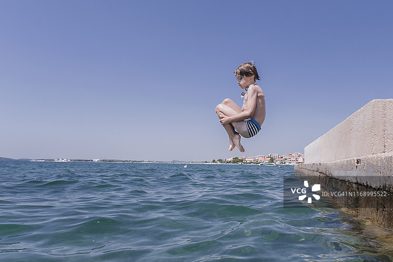 男孩跳海图片素材