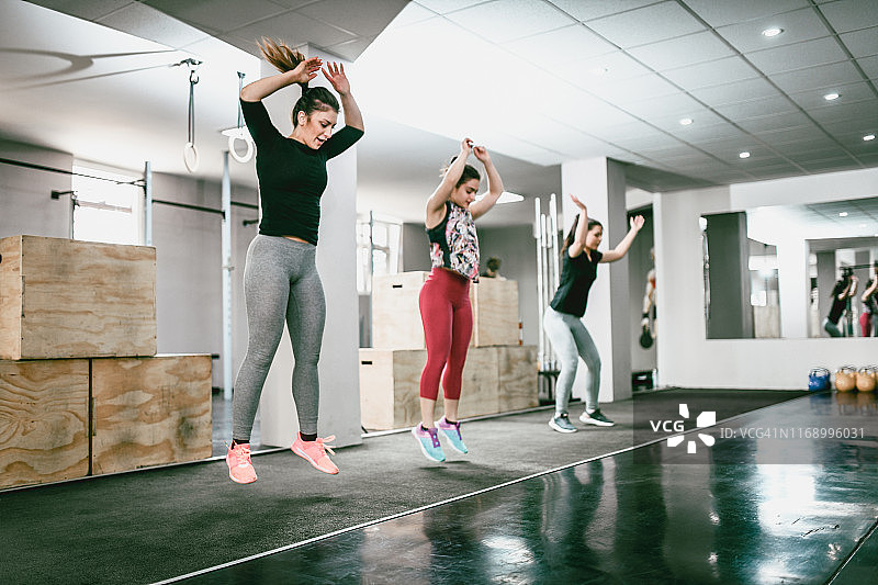 在健身房里跳跃运动的人们图片素材