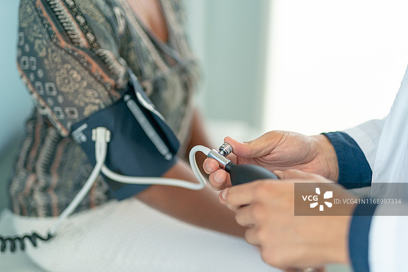 年长的成年女性检查血压图片素材