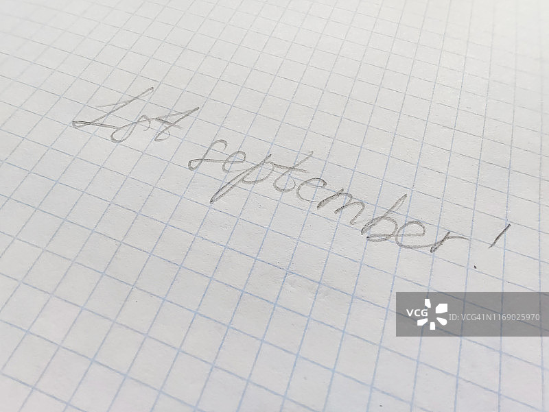 方格纸上铅笔手写9月1日，学校假期图片素材