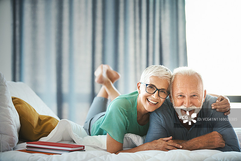 中年夫妇在床上放松图片素材