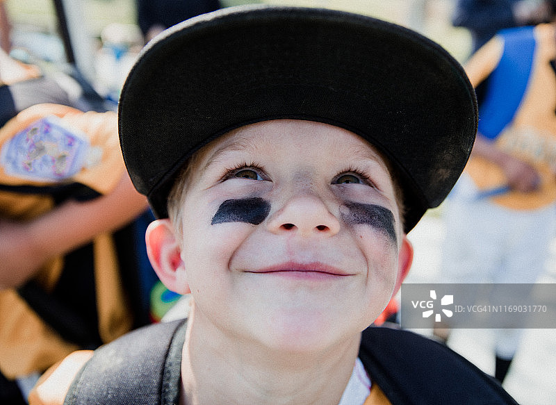 画着眼黑的男孩肖像，美国加利福尼亚州图片素材