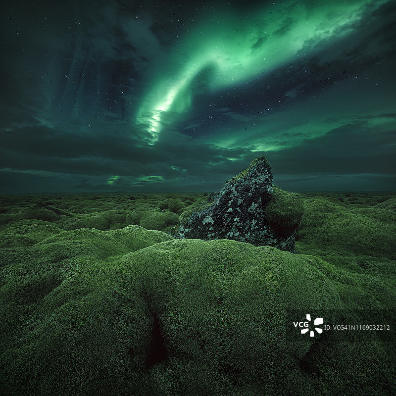 冰岛乡村风光上的北极光图片素材