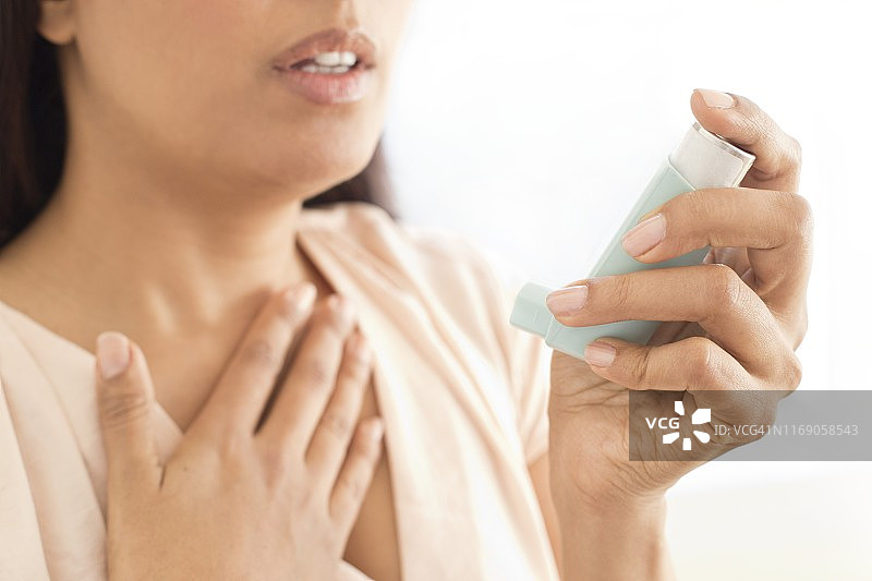 女人使用吸入器图片素材
