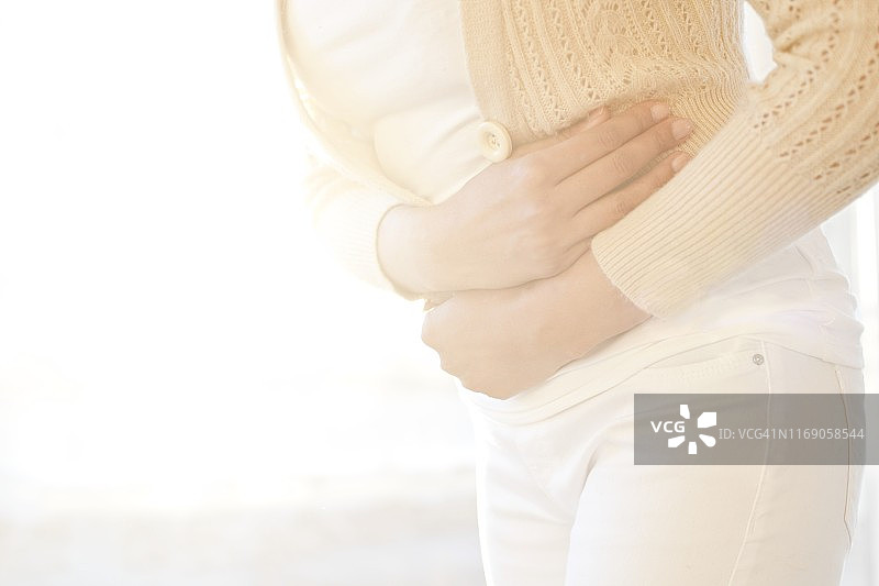 捂着肚子的女人图片素材