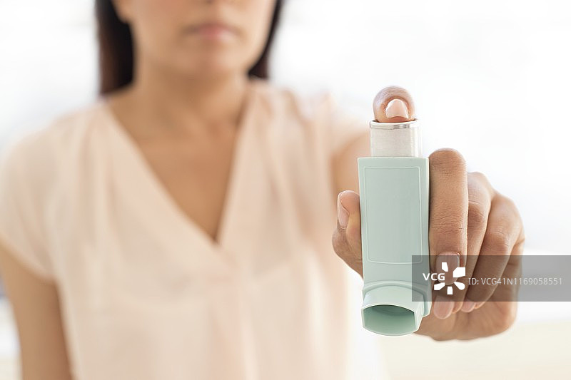 女人手持吸入器图片素材