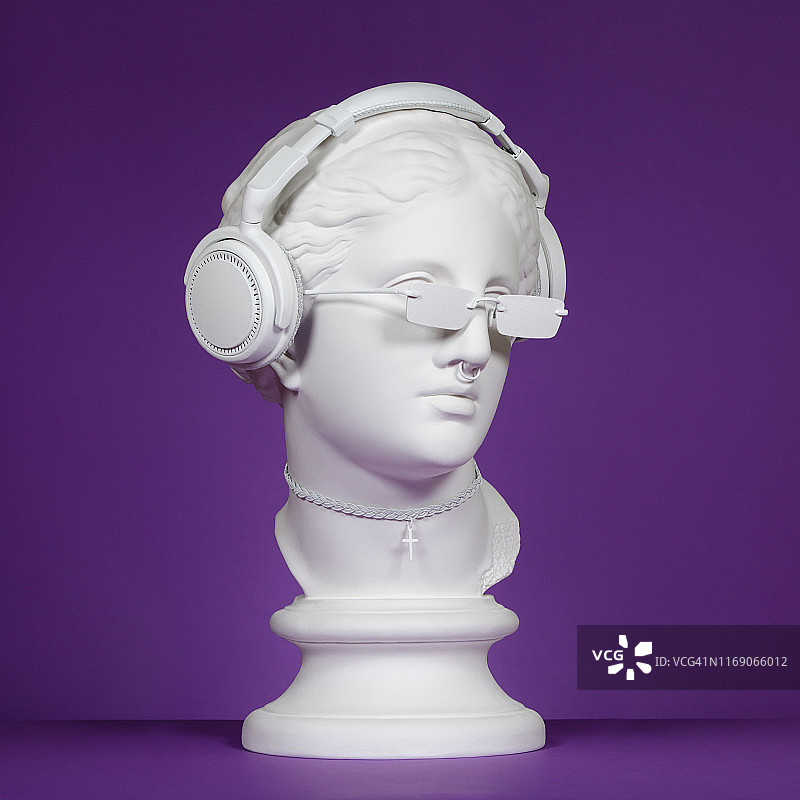 戴着耳机的现代希腊女神图片素材