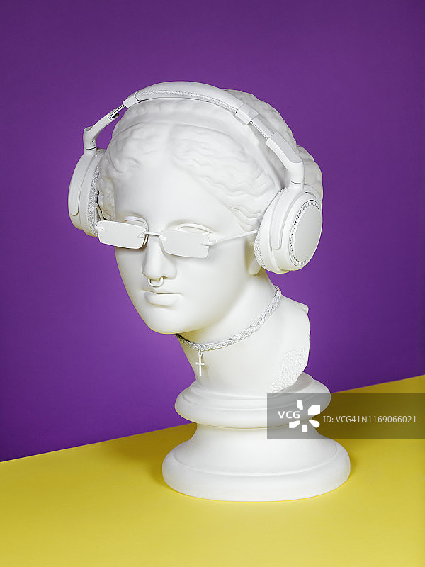 戴着耳机的现代希腊女神图片素材