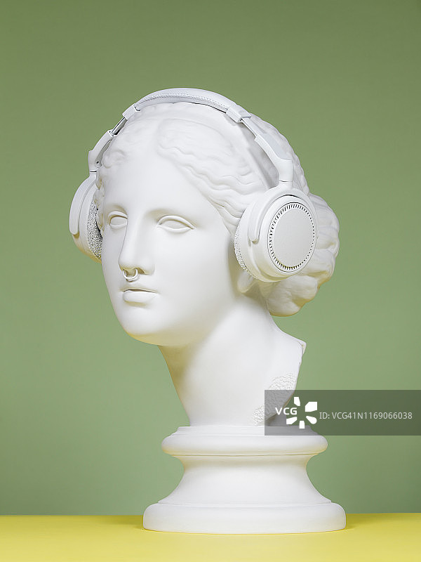 戴着耳机的现代希腊女神图片素材