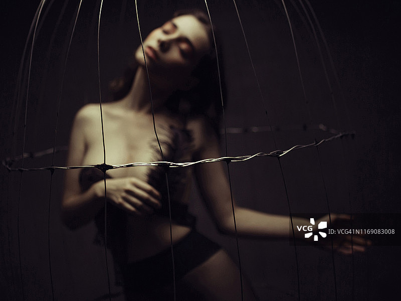 美女在笼子里的肖像图片素材