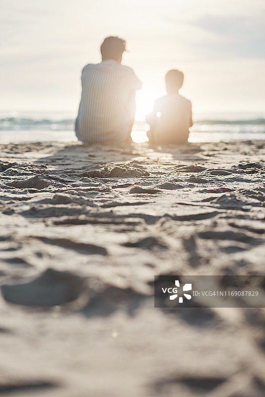 和儿子一起看日落图片素材