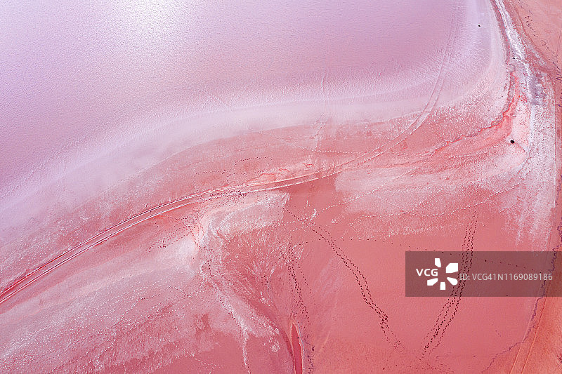 粉红色湖面上粉色、紫色和橙色的图案、纹理和惊艳色彩鸟瞰图片素材