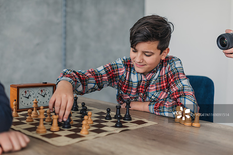 正在下棋的男孩图片素材