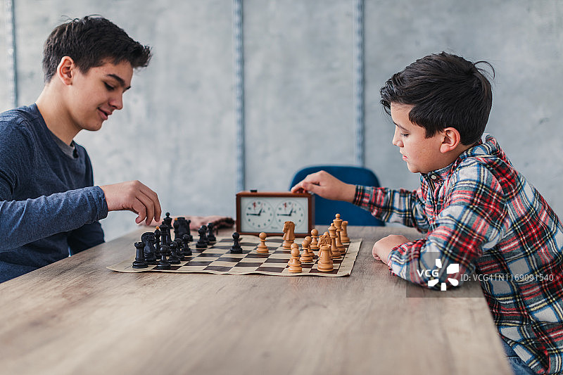 男孩们在国际象棋学校下棋图片素材