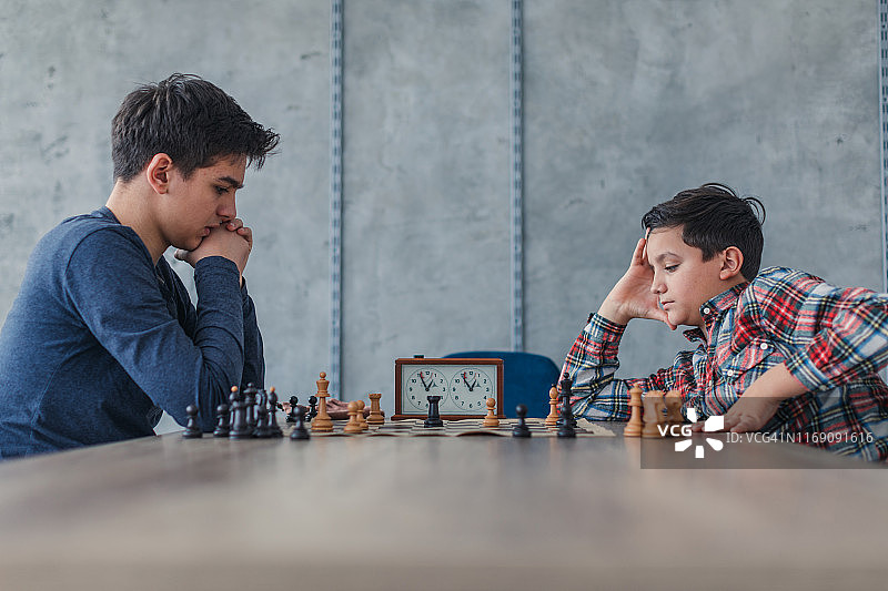 在国际象棋学校下棋的两个男孩图片素材