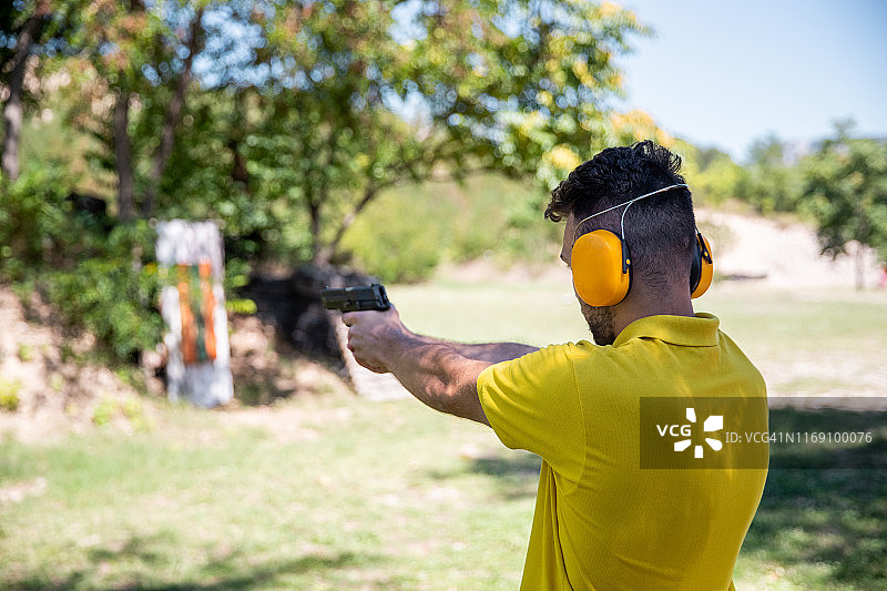 在射击场练习图片素材