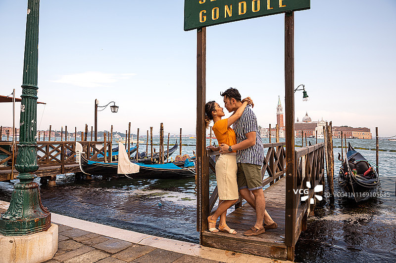 在威尼斯度蜜月的情侣图片素材