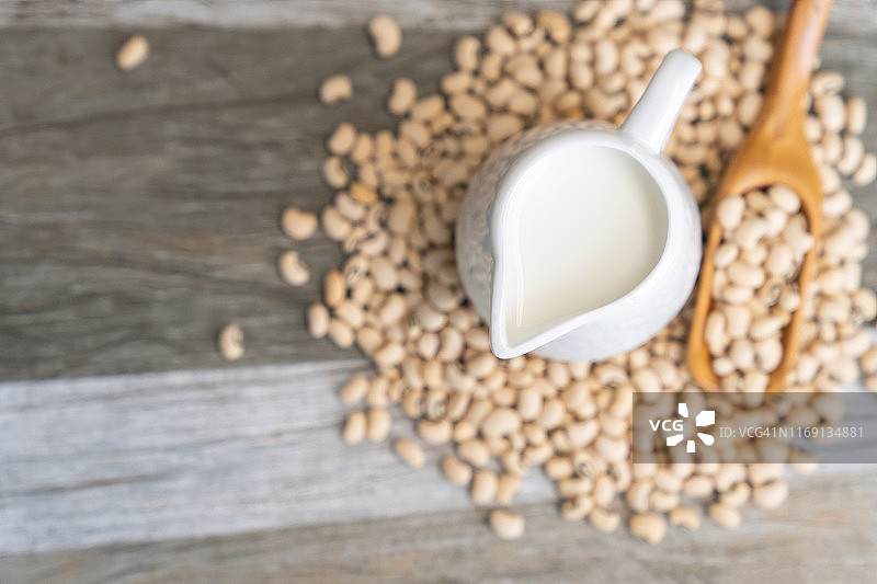 木质背景上的豆奶和黄豆图片素材