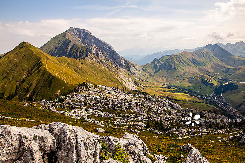 法国阿尔卑斯山脉阿拉维斯山地绿针峰图片素材