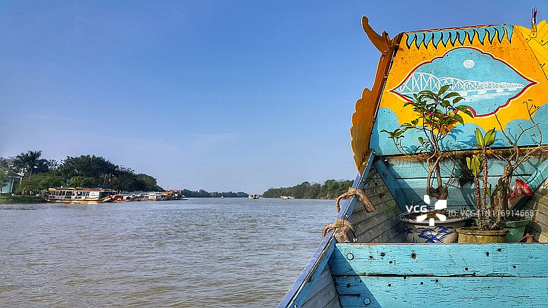 越南顺化香江上的龙舟图片素材