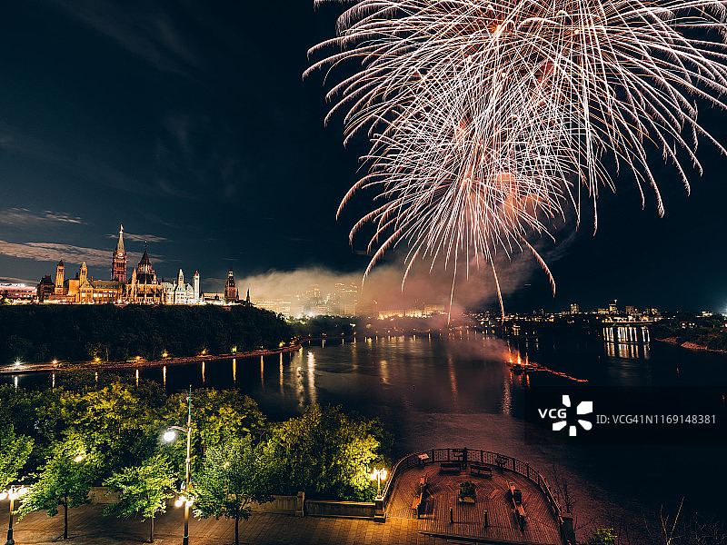 渥太华河上的加拿大议会与烟花图片素材