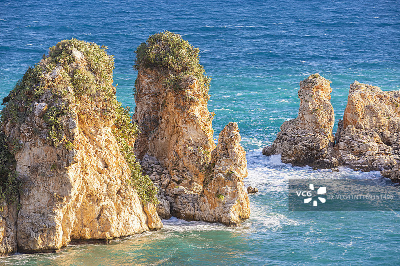 意大利西西里岛斯科佩罗著名的海蚀柱图片素材