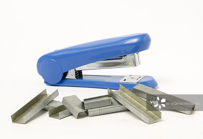 白色背景上的蓝色订书机图片素材