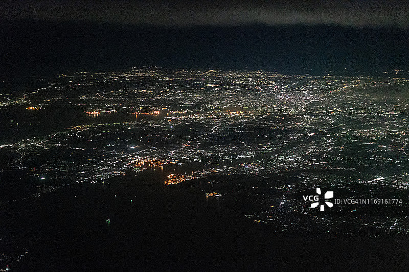 日本爱知县，飞机上的夜间鸟瞰图图片素材