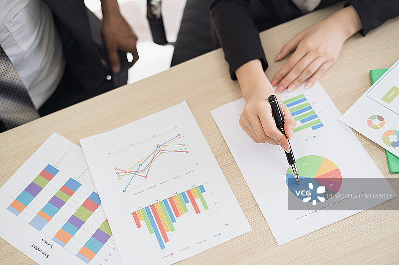 讨论商业战略文件图片素材