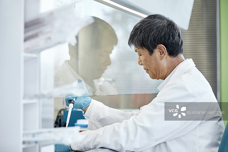 医生在实验室进行癌症研究图片素材