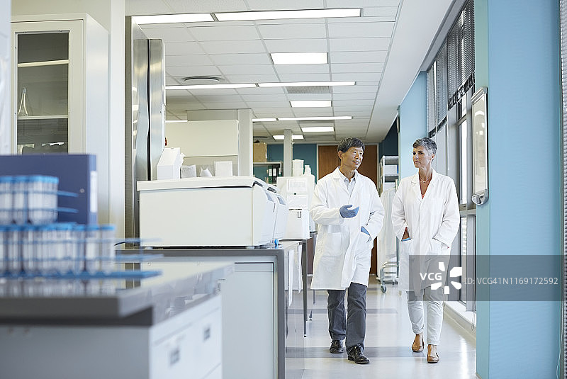 在研究中心讨论的年长科学家图片素材