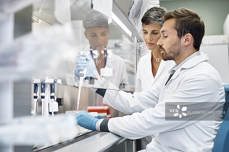 科学家在实验室进行癌症研究图片素材