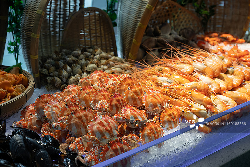 海鲜与冰块置于餐具柜上图片素材