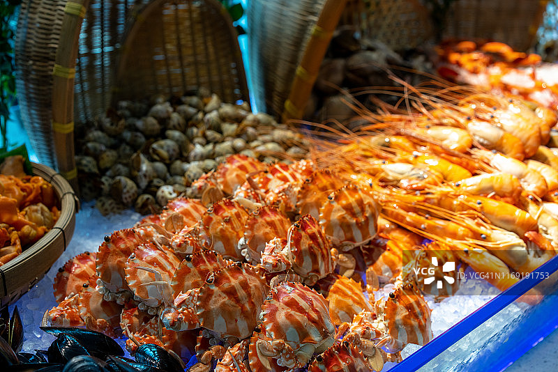 海鲜与冰块置于餐具柜上图片素材