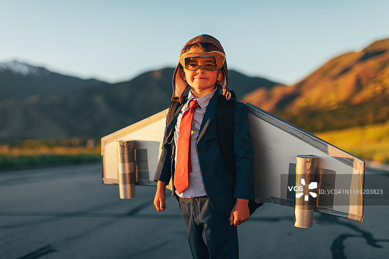 使用喷气背包飞行的年轻男商人图片素材