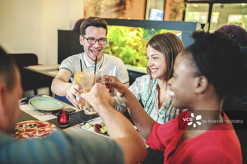 朋友们在餐厅用餐图片素材