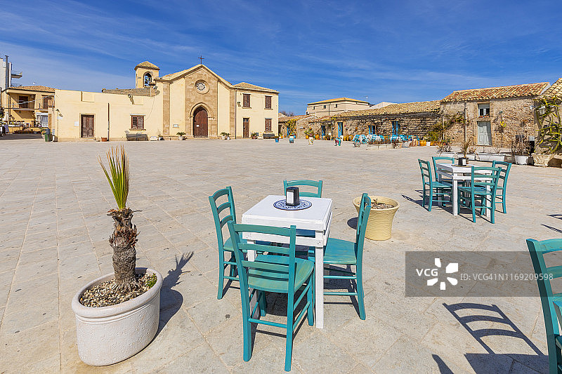 意大利西西里锡拉库萨省，马尔扎梅米渔村的主广场图片素材