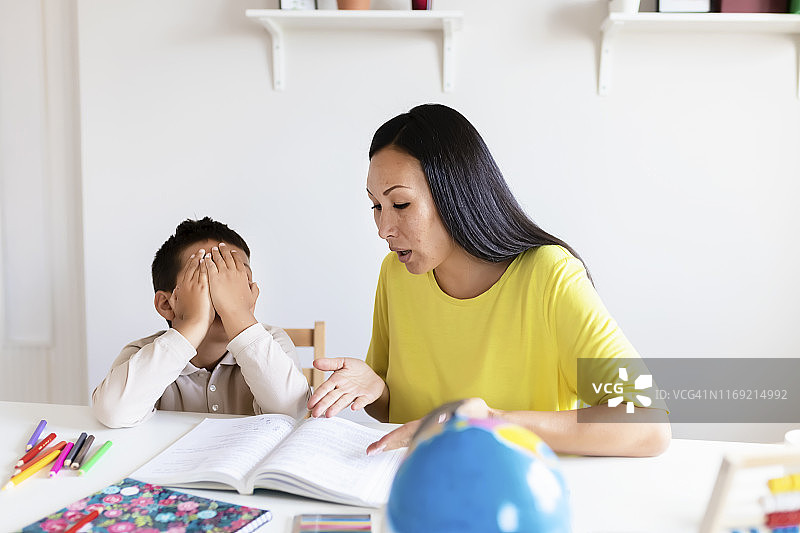 男孩在完成家庭作业中遇到问题图片素材