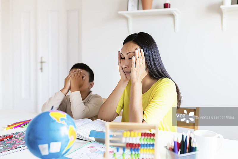 因家庭作业失败而感到沮丧的压力母亲和儿子图片素材