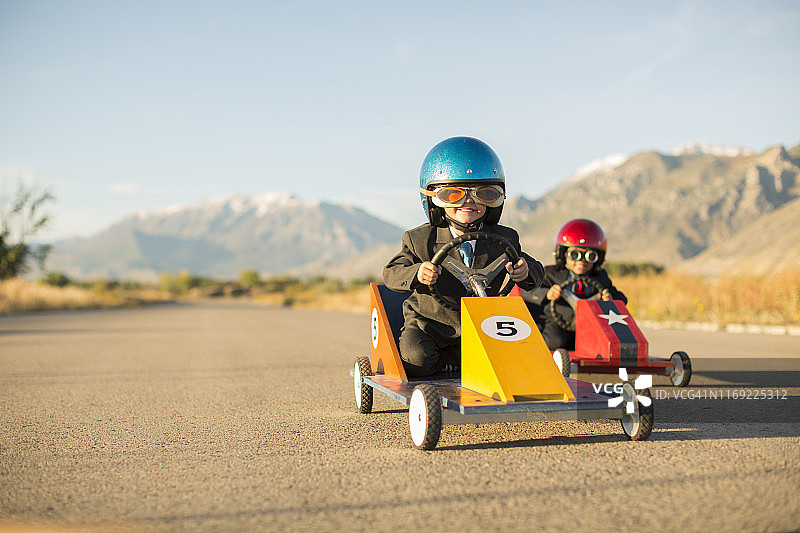 玩玩具车的年轻男商人图片素材