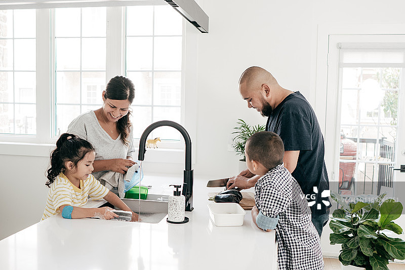 关于金钱的儿童趣味教学活动图片素材