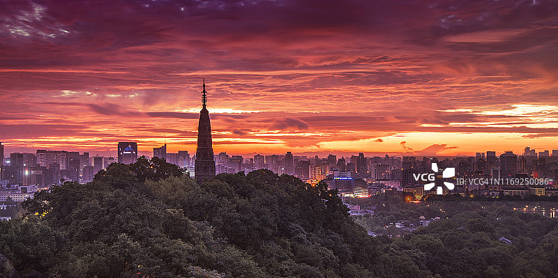 中国杭州保俶塔的黎明图片素材