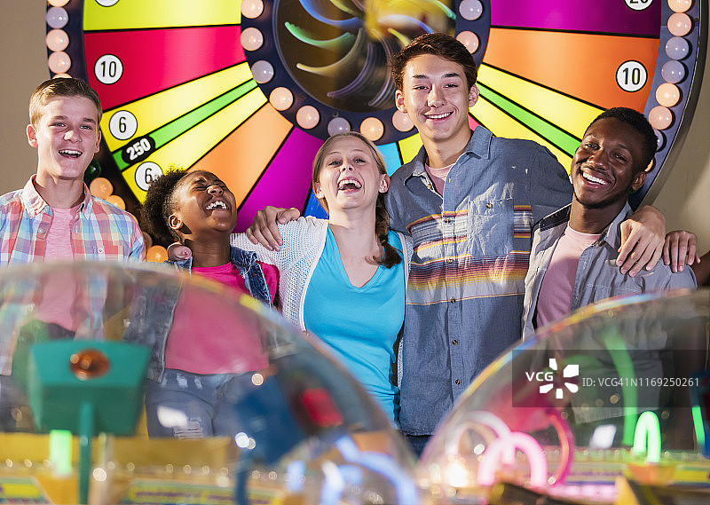 手臂畸形的女孩和朋友在游乐厅图片素材