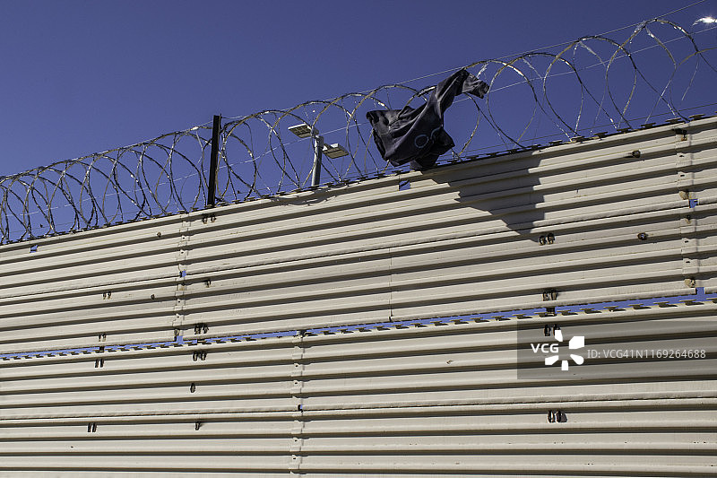 美国/墨西哥边境围栏：位于墨西哥索诺拉州圣路易斯里奥科罗拉多州的车辆和行人通道图片素材