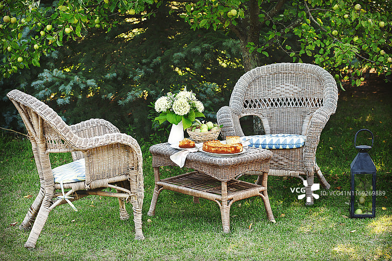秋季花园的柳条桌上的苹果派图片素材