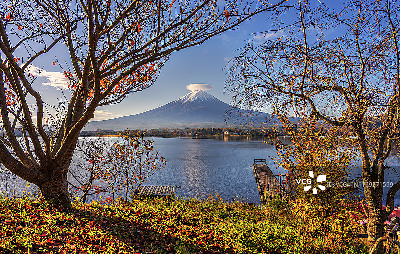 从河口湖观看秋季的富士山图片素材