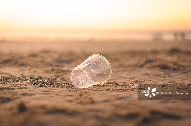 海滩上被丢弃的一次性杯子图片素材
